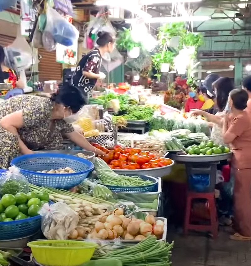 Bước sâu vào bên trong chợ, bạn sẽ khám phá các gian hàng bán thực phẩm tươi sống như rau củ, thịt và cá.