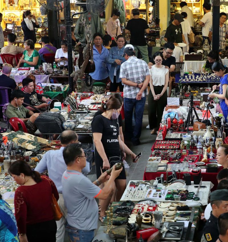 Chợ Đồ Cổ Nơ Trang Long, du khách có thể tìm thấy hàng trăm ngàn các món đồ cổ từ gốm sứ, kỷ vật chiến tranh, đồng hồ